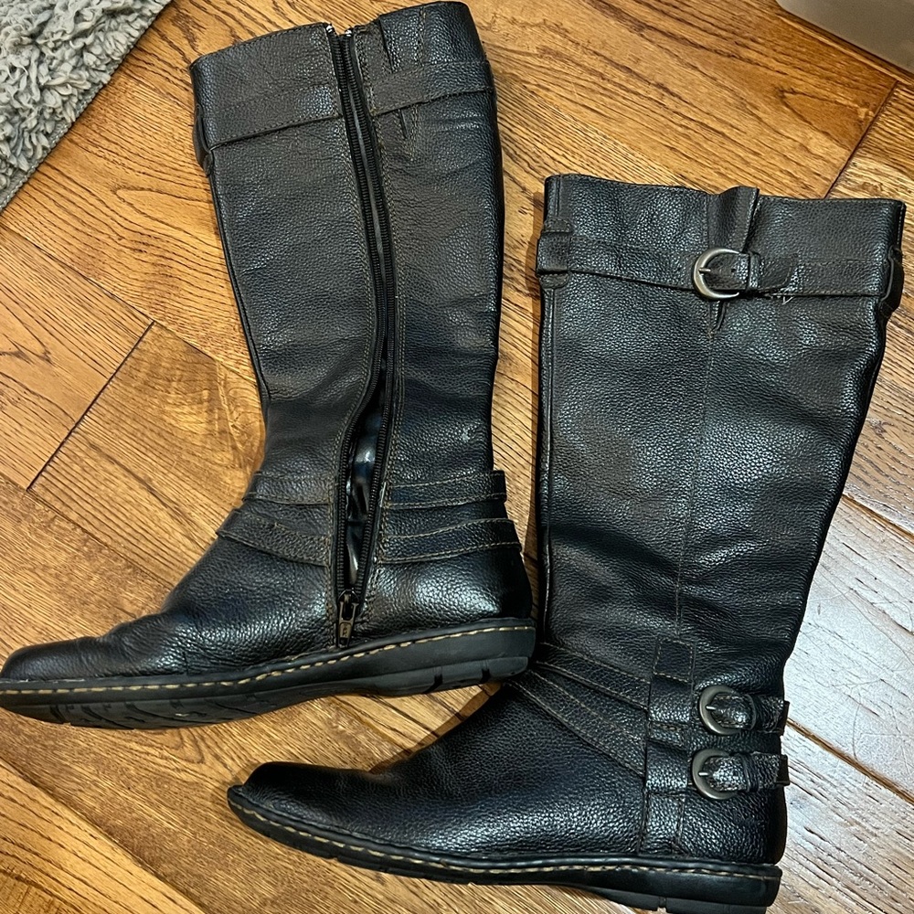 Born Concept size 7M black flat boot